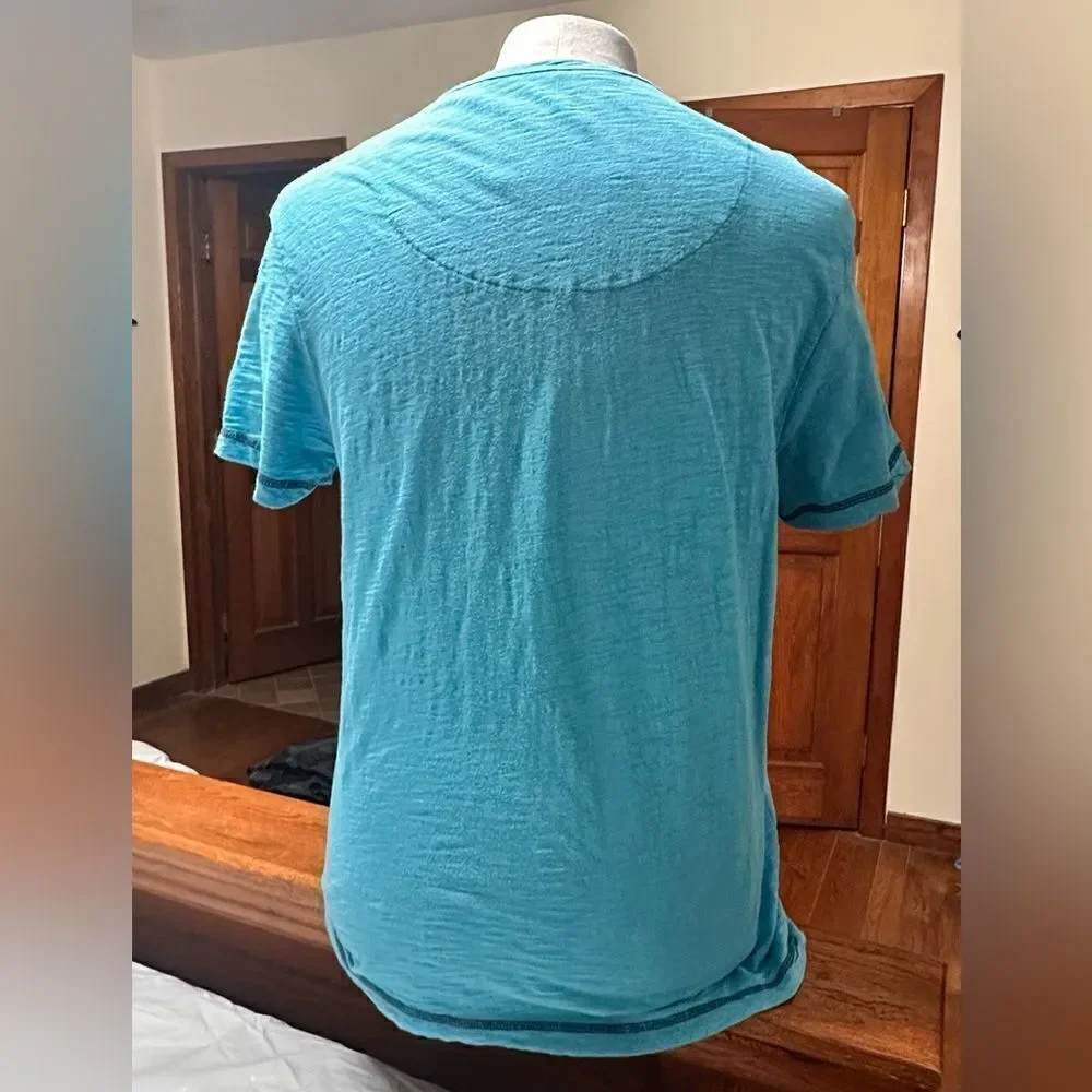 Guess Turquoise burn out Short Sleeve Henley T-shirt Size Large - Picture 5 of 12